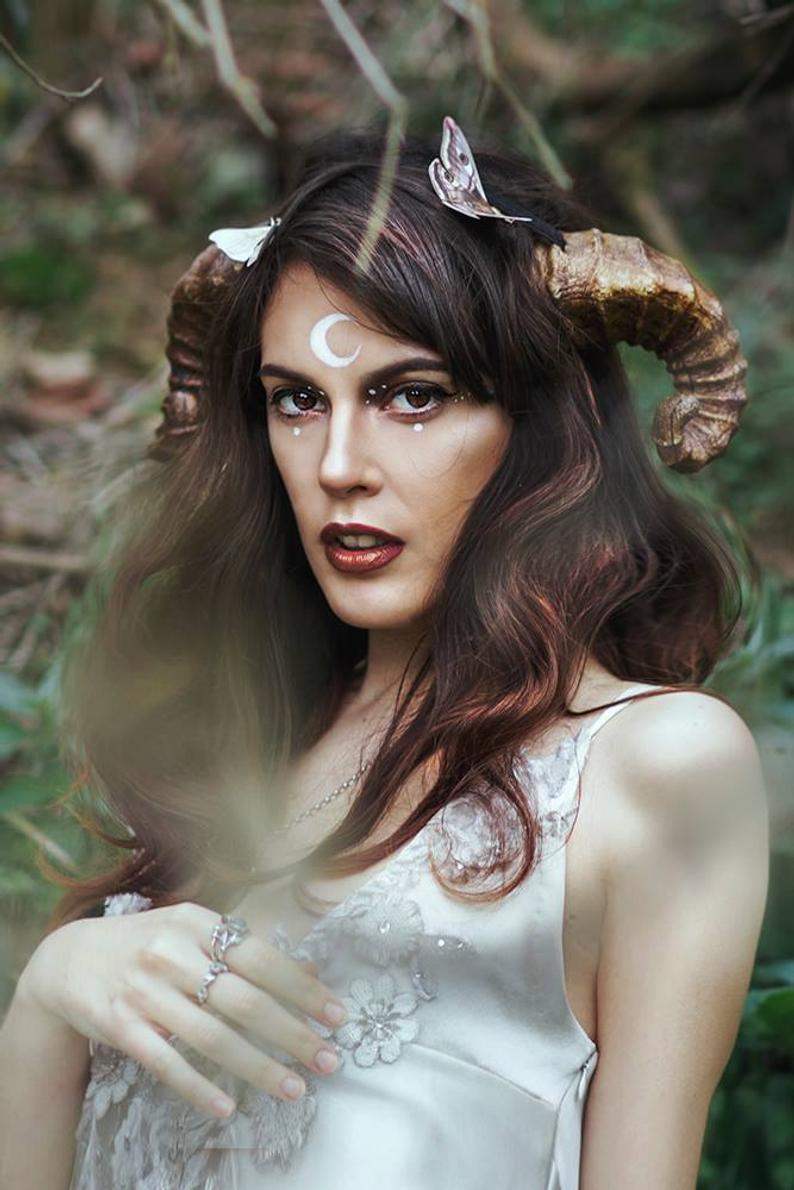 fantasia de espírito da floresta para chifres femininos e maquiagem combinando