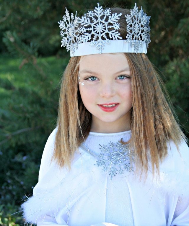 ideia de fantasia princesa criança prata flocos de neve vestido branco