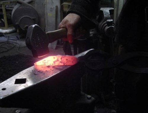 Smede kanten af ​​en kniv