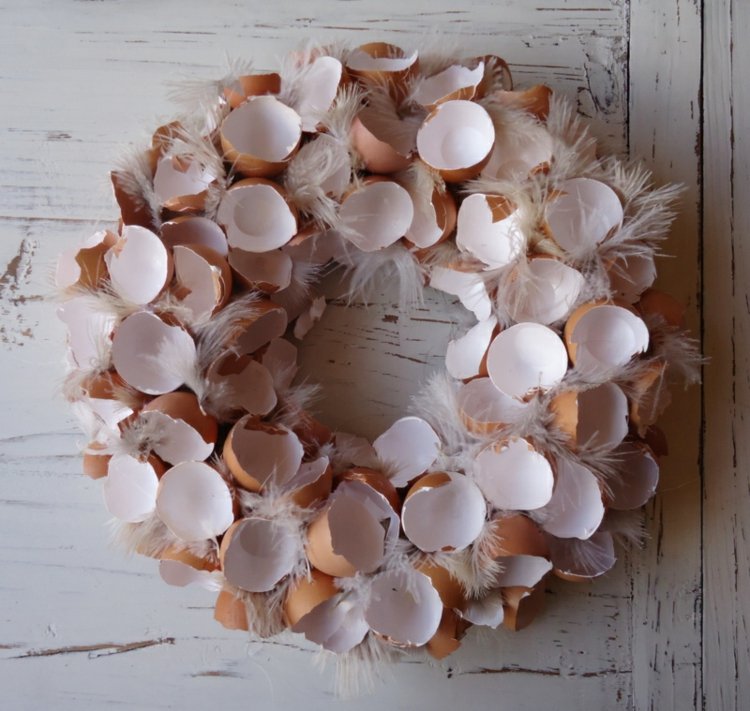faça uma coroa de flores com cascas de ovo natural-aparência-materiais naturais-penas-simples-casa de campo