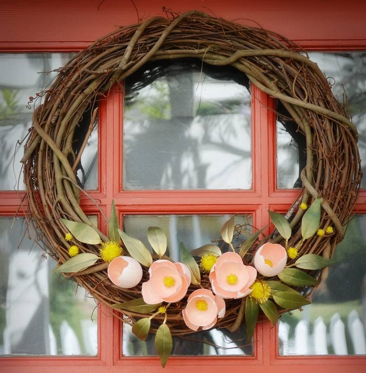 Coroa de flores decorada com cascas de ovo, ideia de uma flor-faça-você-mesmo