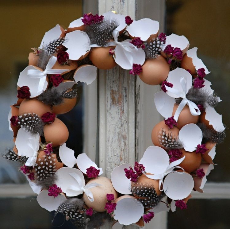 Coroa de flores com cascas de ovo-ideia-penas-flores-artificiais