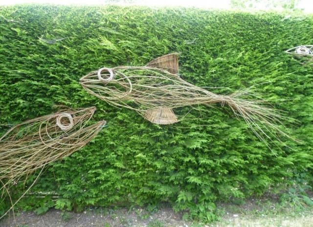 decoração de jardim ideias de artesanato cesta de peixe salgueiro trançado artístico