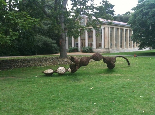 decoração ideia de jardim e destaque ramos de salgueiro tecendo ramos