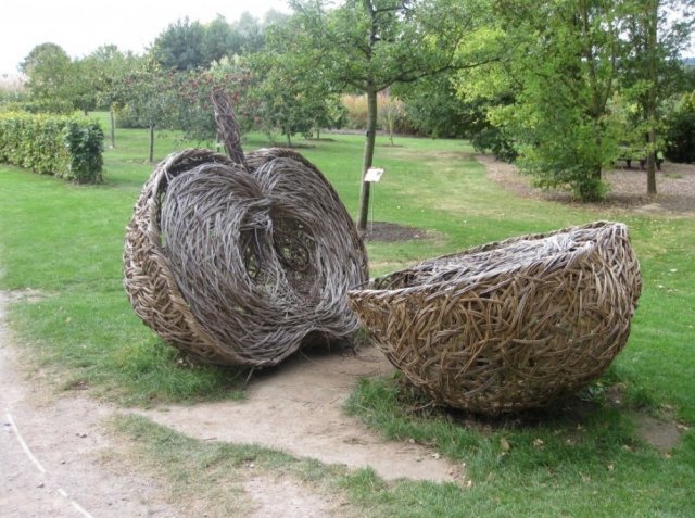 Objetos decorativos no jardim em forma de maçã de ramos de salgueiro em duas metades