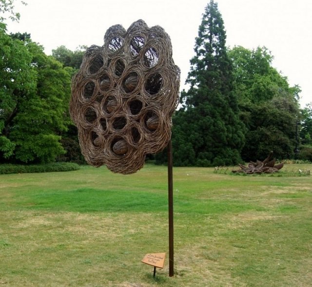 figuras de jardim de design sustentável tecidas com galhos de salgueiro