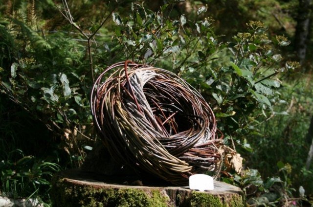 Ideias de decoração de jardim em forma de ninho para remendar salgueiro de vime