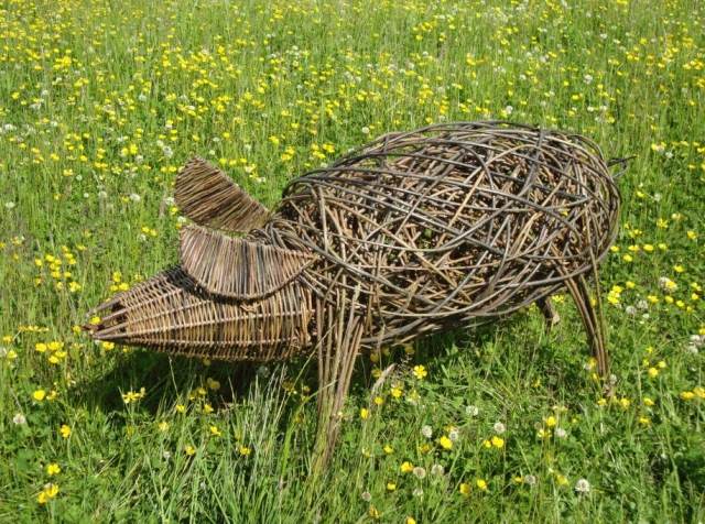 Figura de porco - objeto decorativo para jardim feito de ramos flexíveis de salgueiro
