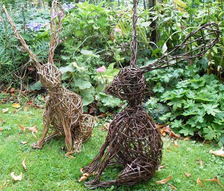 Esculturas de jardim salgueiro-coelhinhos-claro-escuro