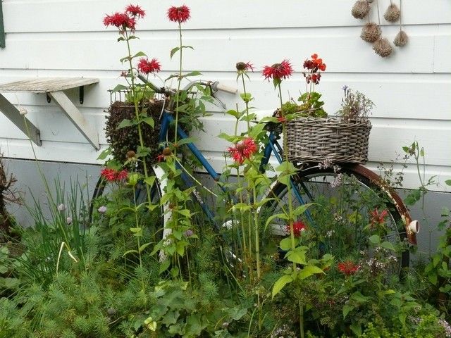 Jardim de bicicletas decora parede branca