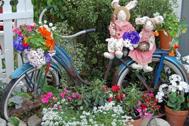 Faça você mesmo a decoração do jardim, figuras de coelhos, arrume vasos de flores com flores frescas