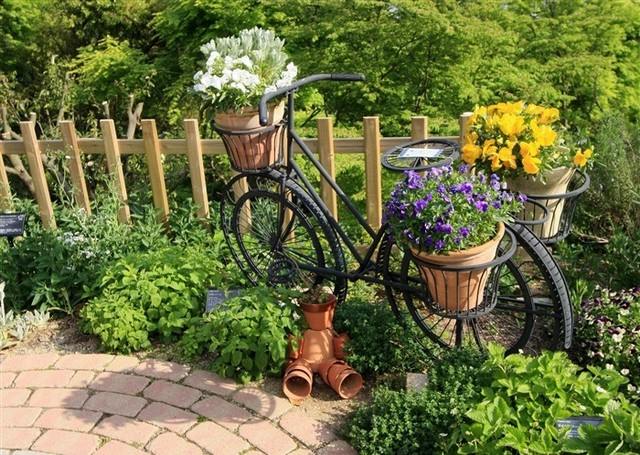 Triciclo de flores para idéias de jardim organizar pedras de pavimentação de metal preto três vasos de flores