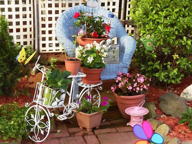 bela sala de estar aconchegante vaso de flores de bicicleta