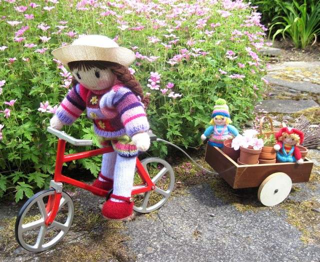 Carrinho de mão de bonecos de bonecos de jardim de bicicleta