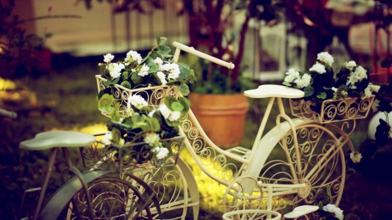 ideias criativas para o jardim vaso de flores branco bicicleta vintage deco romântico