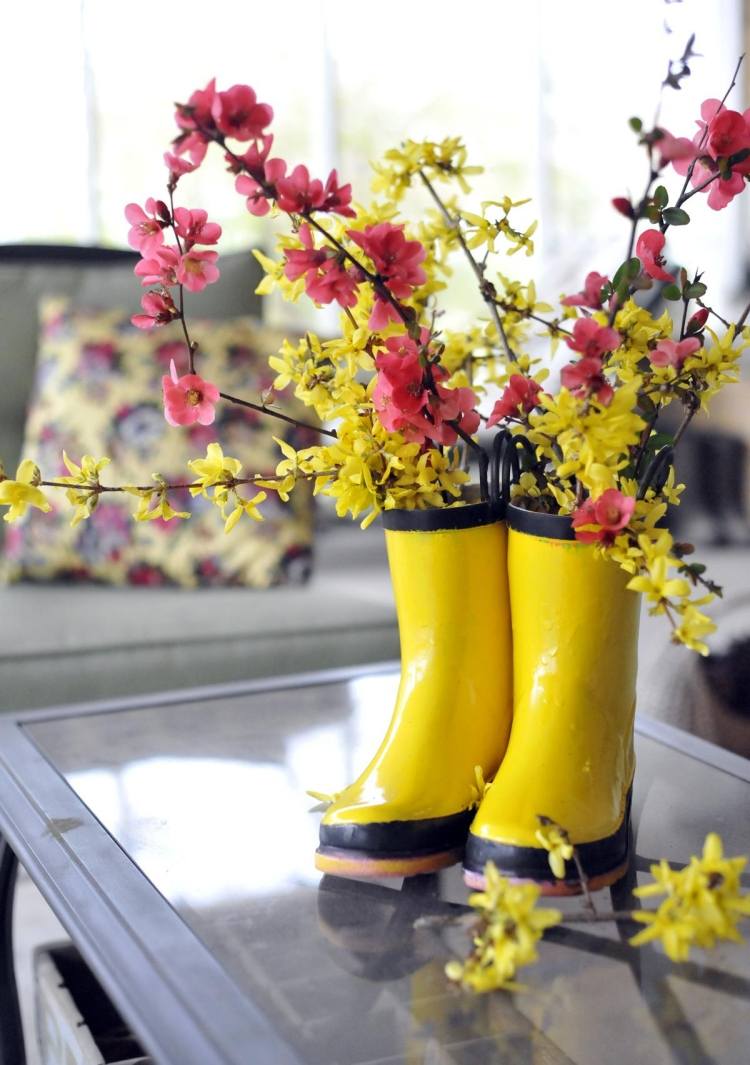 outono-decoração-ideias-botas-de-borracha-vaso-flores-amarelo-ideia-feliz