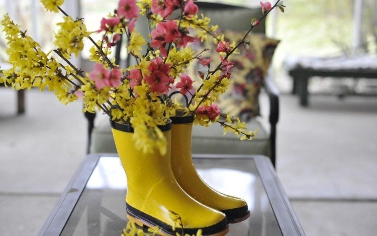 outono-decoração-idéias-botas de borracha-vaso-flores-amarelo-rosa-mesa-placa de vidro