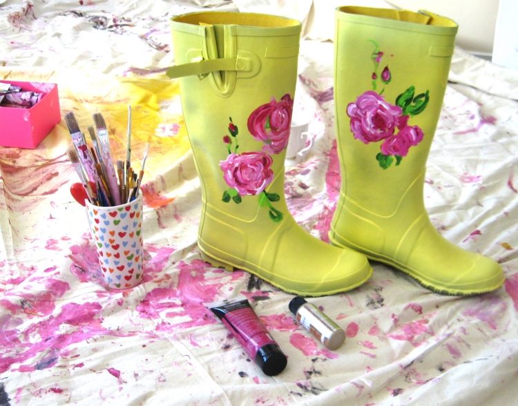outono-decoração-idéias-botas de borracha-amarelo-rosas-flores-pintura-acrílico-pinturas-mexer-idéia-criativa