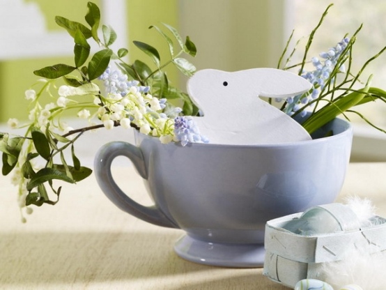 Decoração de primavera, xícara de chá de coelhinho da Páscoa com flores