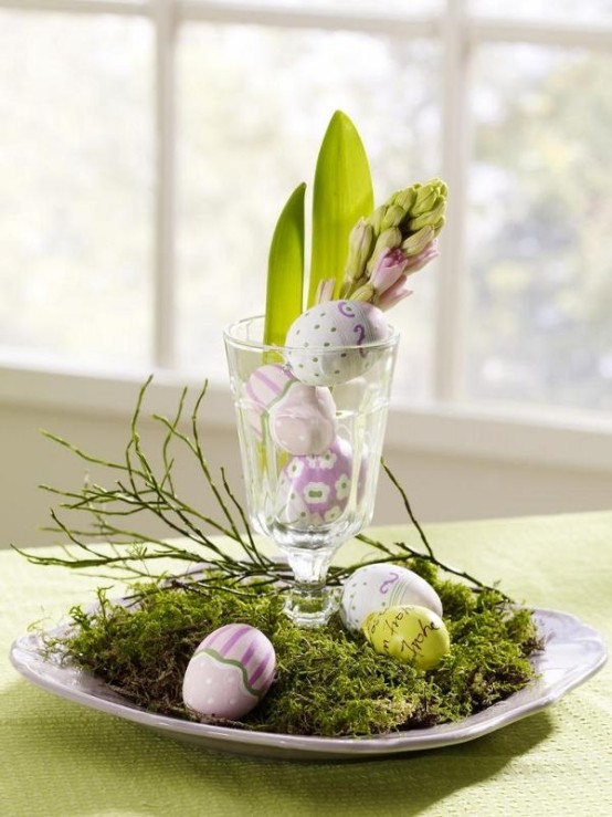 Decoração de Páscoa em pratos de mesa pintando ovos de Páscoa