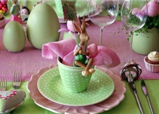 Brinquedo coelhinho rosa com decoração de feliz Páscoa