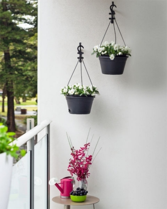 Horta montou vasos de flores pendurados na varanda