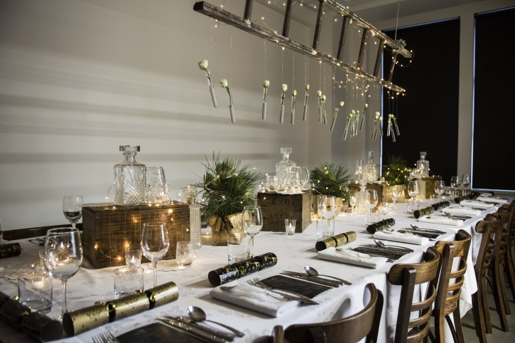 mesa-decoração-natal-faça-você-mesmo-esplêndido-estilo-industrial-elegante-luzes-toalha de mesa branca
