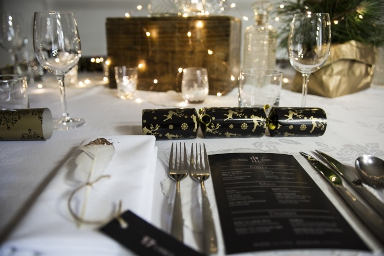mesa-decoração-natal-faça-você-mesmo-elegante-branco-capa-mesa-talheres-estilo industrial
