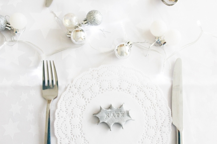decoração de mesa-natal-faça-você-mesmo-sinais-nome-placas-renda-doilies-prata