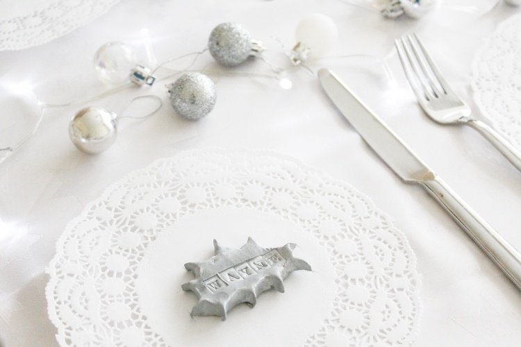 decoração-mesa-natal-faça-você-mesmo-assine-nomes-prata-rendadas-guardanapos