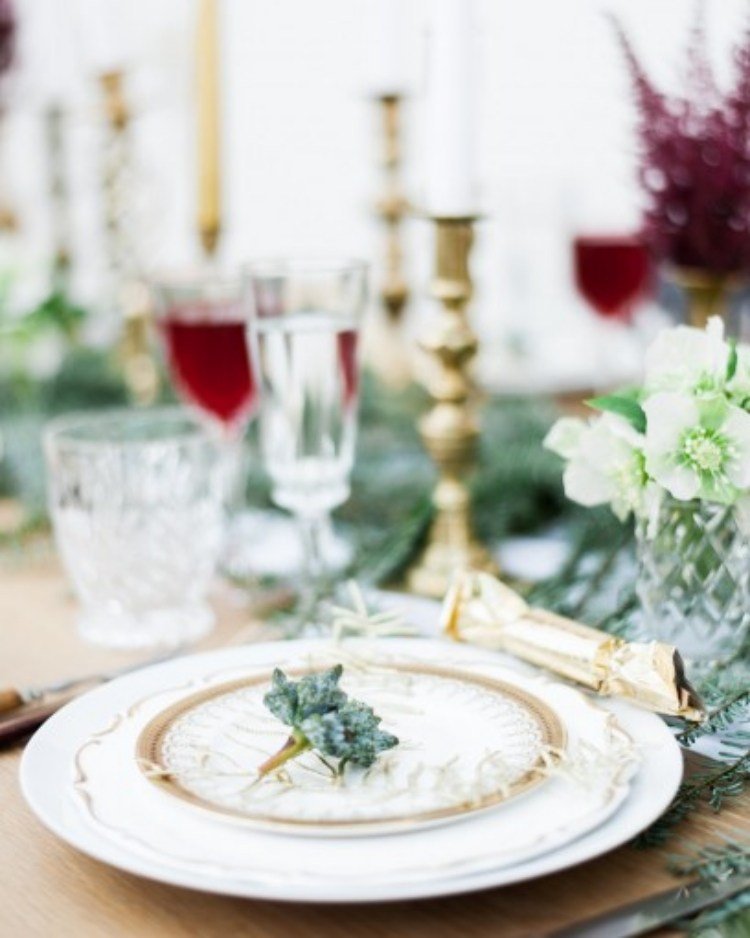 decoração de mesa-natal-faça-você-mesmo-materiais-naturais-ramos de abeto-cones-placa-fresca-ouro-castiçais