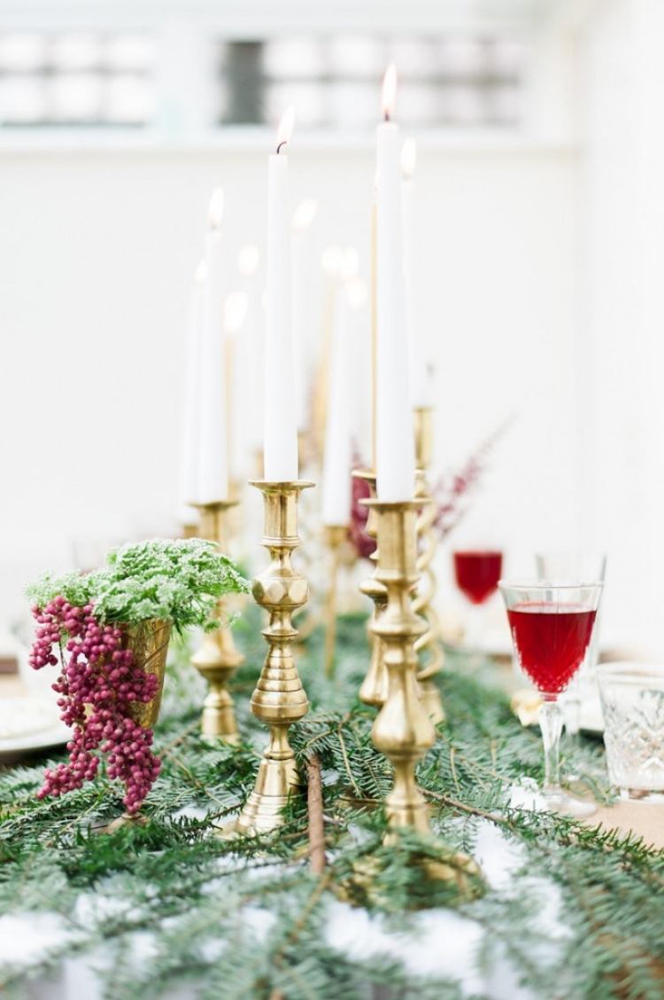 decoração de mesa-natal-faça-você-mesmo-materiais-naturais-abeto-ramos-castiçal-banhado a ouro-tinto-taças de vinho-lindas