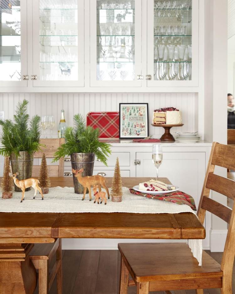 mesa decoração-natal-faça-você-mesmo-mesa de madeira-mesa tradicional corredor-estilo country-copas de metal-ramos de abeto