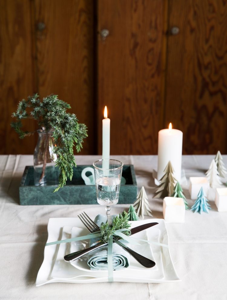 mesa-decoração-natal-faça-você-mesmo-materiais-naturais-velas-pano-guardanapo-origami-árvores de natal