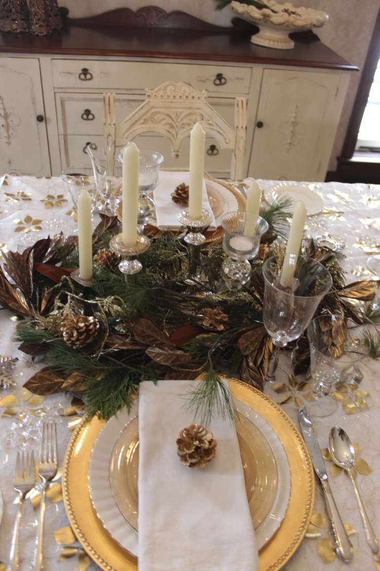 decoração-mesa-natal-faça-você-mesmo-cones-ouro-velas-castiçais-pratos de ouro