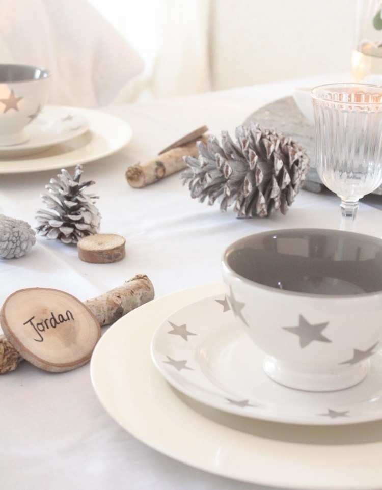 decoração de mesa-natal-faça-você-mesmo-cones-prata-estrelas-branco-disco de madeira