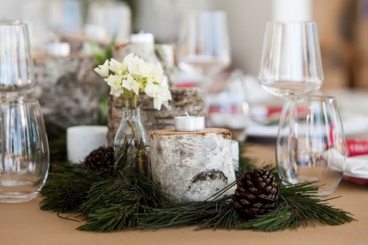 decoração de mesa-natal-faça-você-mesmo-cones-ramos de abeto-no meio-mesa-vidro-bétula