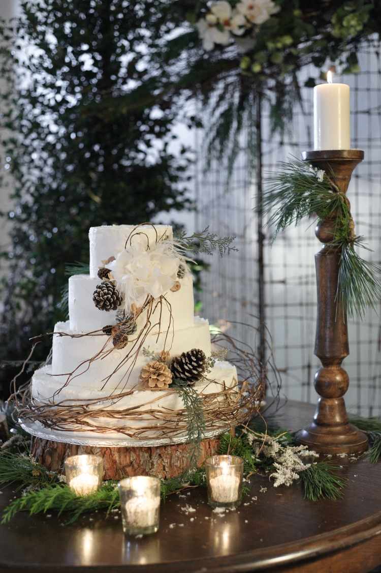 decoração de mesa-natal-faça-você-mesmo-cones-bolo-branco-castiçal-lanternas de madeira