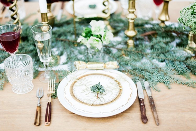 Decorações de mesa para Natal-faça-você-mesmo-materiais-naturais-nobre-pinheiro-ramos-cones-frescos
