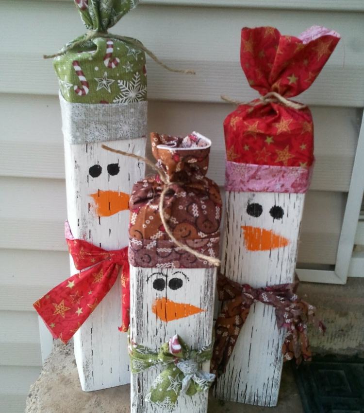 Decoração de Natal, vigas de madeira, chapéus de boneco de neve ao ar livre