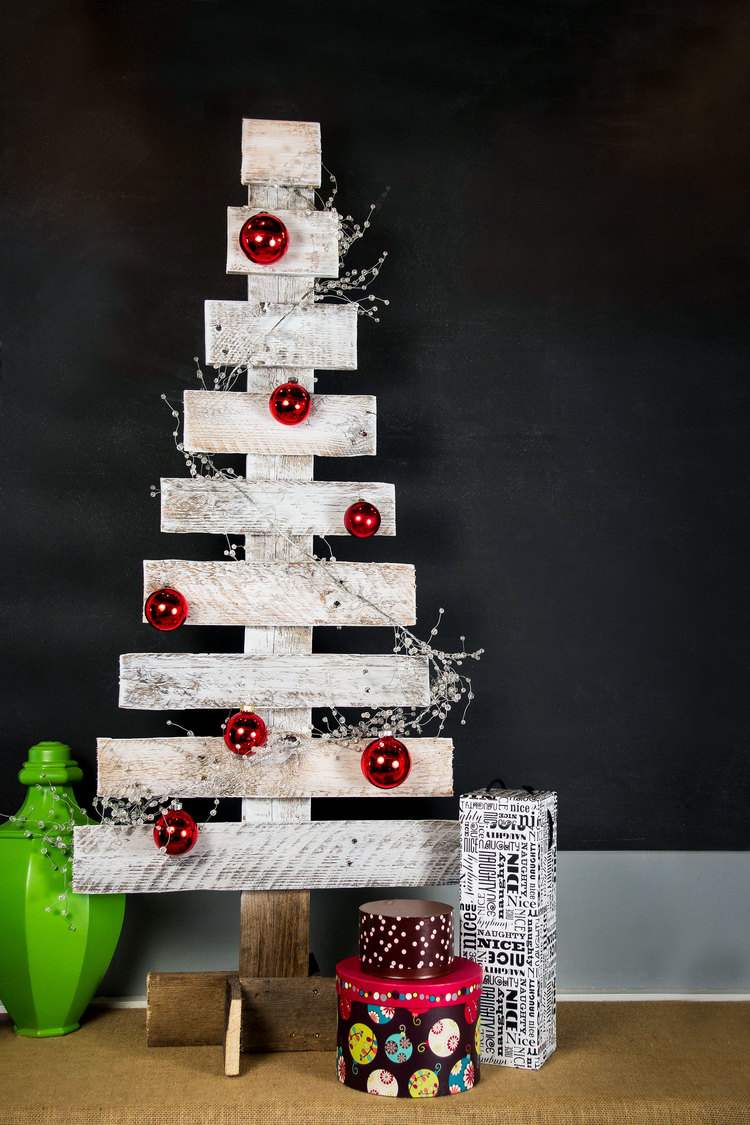 Decoração-construção-de-madeira-árvore-de-Natal-de-madeira-pintura-branca-decoração-com-bolas-de-madeira-de-Natal
