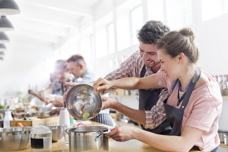 Comemore o casamento de cristal na aula de culinária
