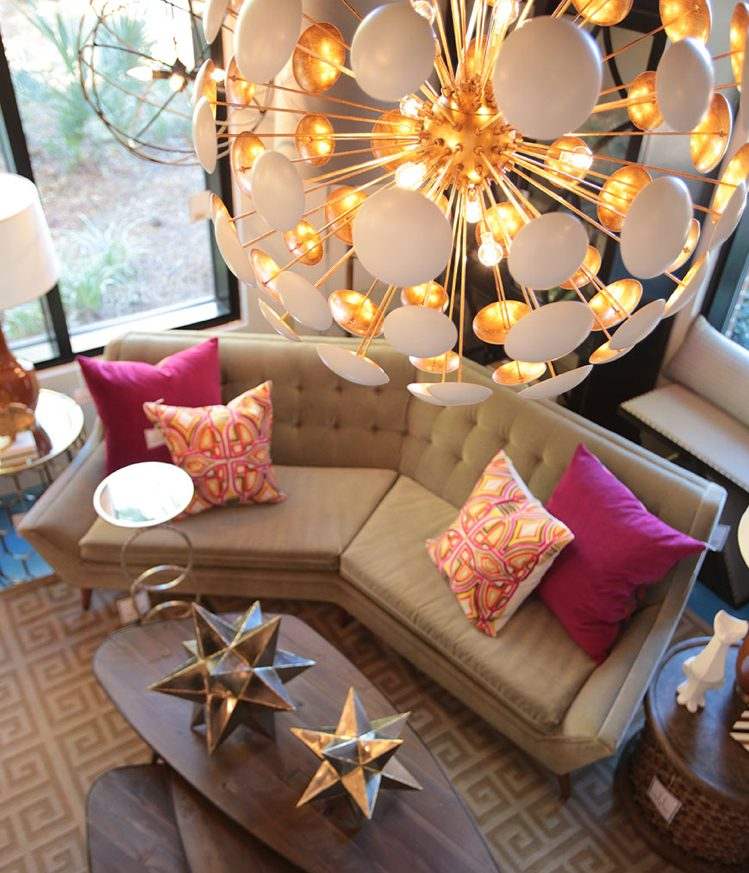 lustre-retro-sputnik-style-brass-ball-white-living room