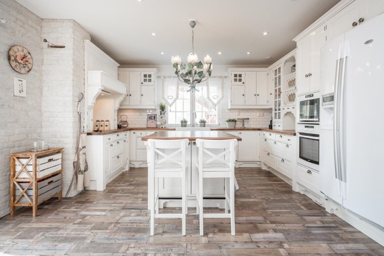 lustre casa de campo-flor-cozinha-branco-piso de madeira-paredes de tijolos brancos