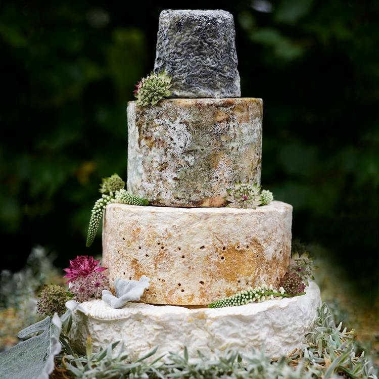 Ideia para um bolo com visual rústico - rodas de queijo lembram pedra