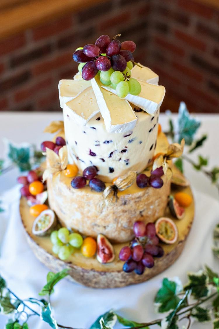 Bolo de casamento de queijo frutado - queijo de pasta mole e queijo duro com figos, uvas e physalis