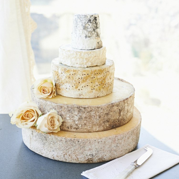 As cores naturais para o bolo de casamento de queijo criam uma atmosfera vintage romântica
