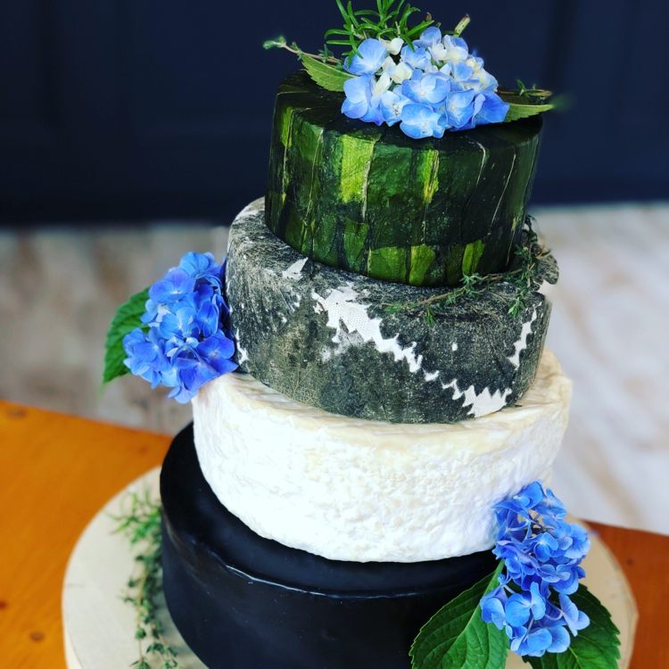 Bolo de queijo moderno em verde e azul