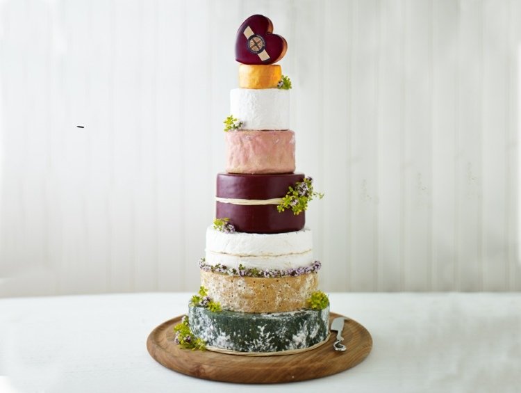 Bolo de casamento de queijo com casca de queijo colorida e formato de coração no topo