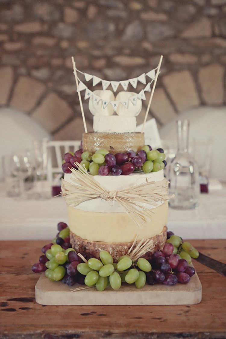 Bolo de casamento de queijo com guirlanda de bolo e uvas